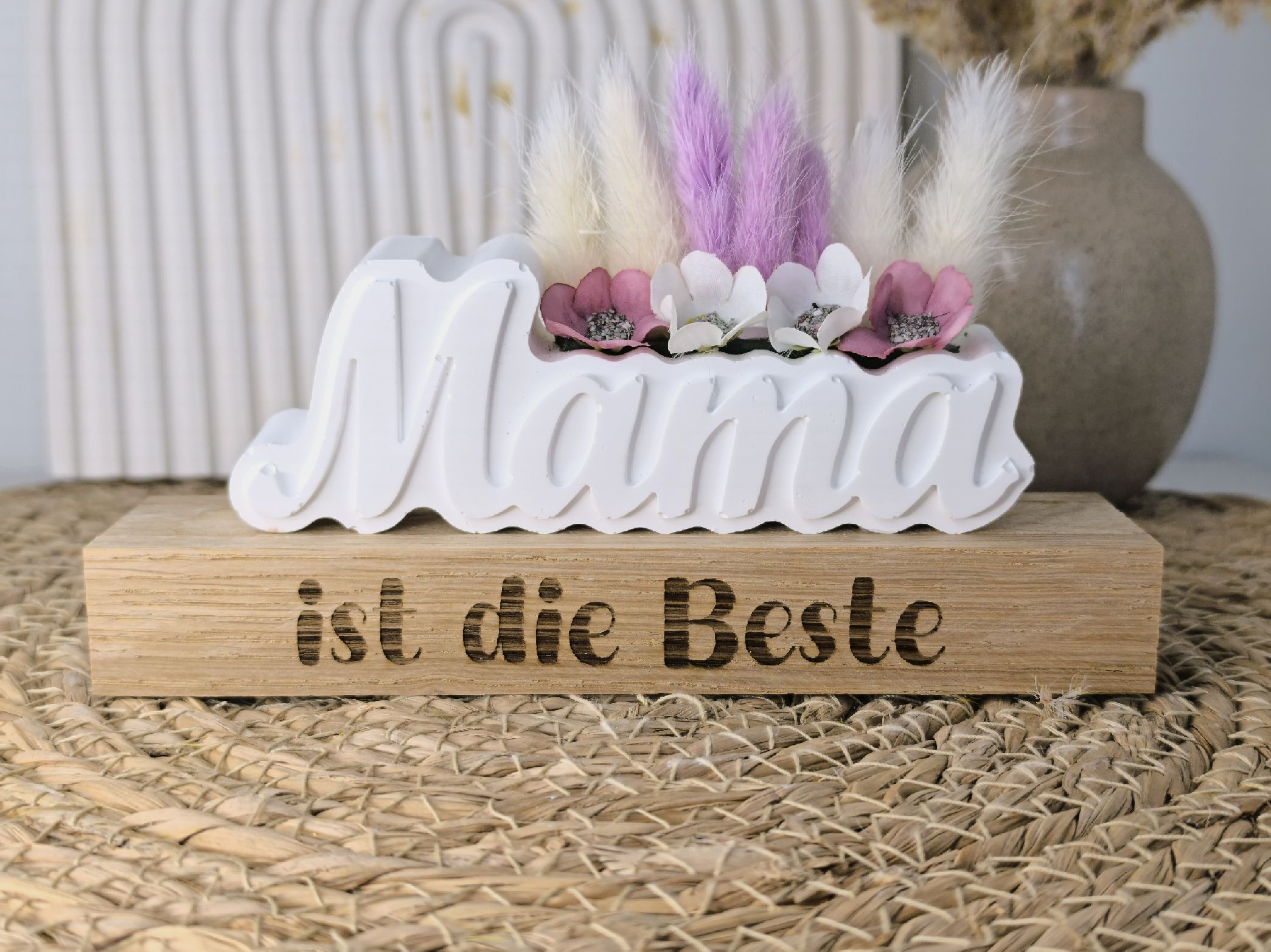 Deko-Aufsteller „Mama ist die Beste“ mit Trockenblumen auf Holzsockel