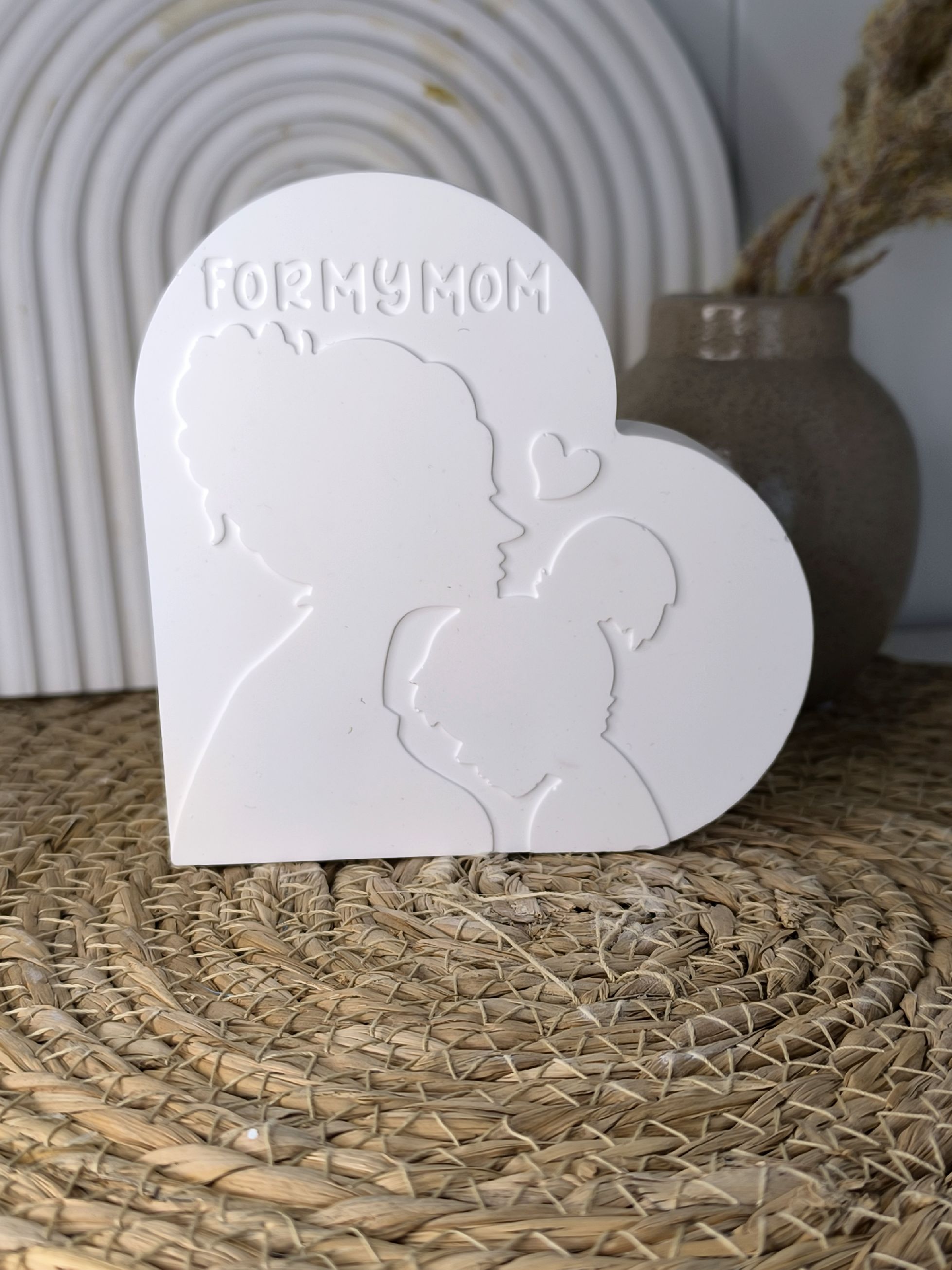 Keramik-Aufsteller „For my Mom“ in Herzform mit Silhouettenmotiv.